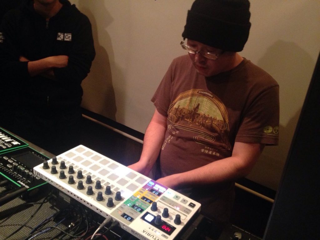 ni-sui vol.4: 今回も黙ってはいられないと登壇するエイジさん